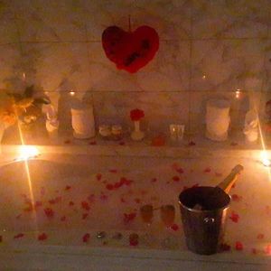Zimmer mit Kingsize-Bett