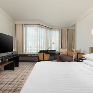 Zimmer mit Kingsize-Bett