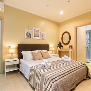 Großes Zimmer mit Kingsize-Bett