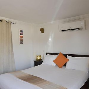 Zimmer mit Kingsize-Bett