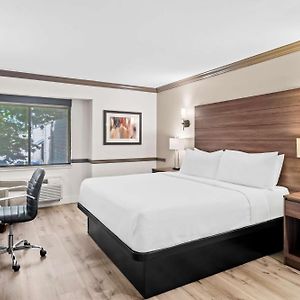 Zimmer mit Kingsize-Bett für Gäste mit Behinderungen