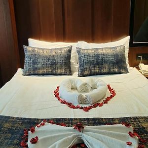 Zimmer mit Kingsize-Bett