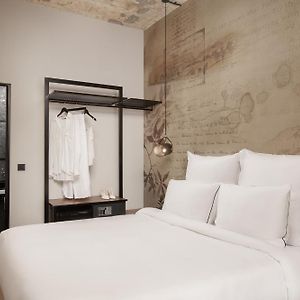 Zimmer mit Kingsize-Bett im Atrium