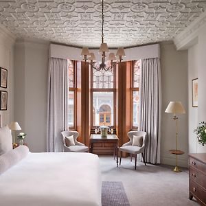 Zimmer mit Kingsize-Bett