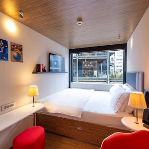 Zimmer mit Kingsize-Bett