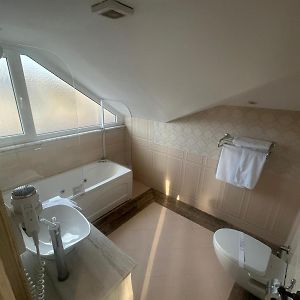 Standard Zimmer mit Kingsize-Bett