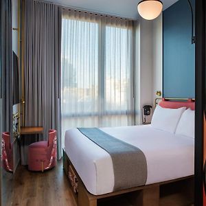 Zimmer mit Kingsize-Bett