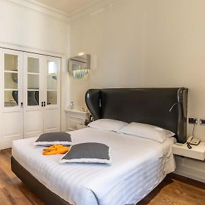 Zimmer mit Kingsize-Bett