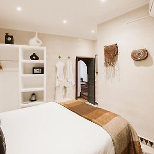 Zimmer mit Kingsize-Bett