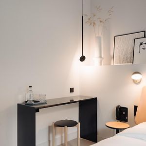 Großes Zimmer mit Kingsize-Bett