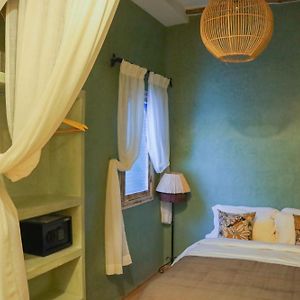 Zimmer mit Kingsize-Bett