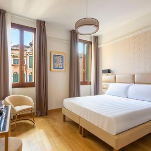 Standard Zimmer mit Kingsize-Bett