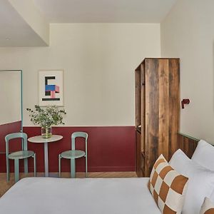 Mittelgroßes Zimmer mit Kingsize-Bett