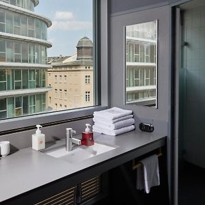 Eck-Zimmer mit zwei Einzelbetten