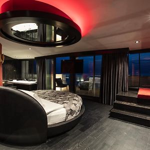 Zimmer mit Kingsize-Bett