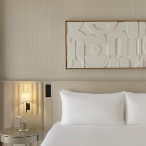 Zimmer mit Kingsize-Bett