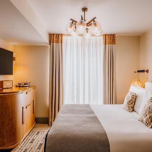 Gemütliches Zimmer mit Kingsize-Bett