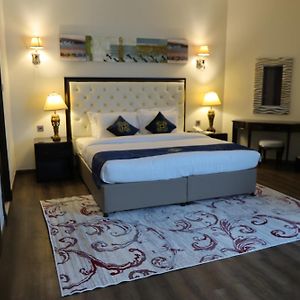Zimmer mit Kingsize-Bett