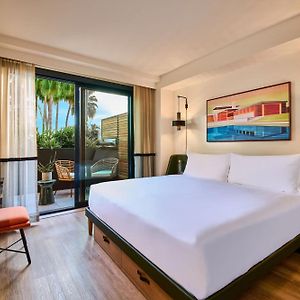 Zimmer mit Kingsize-Bett