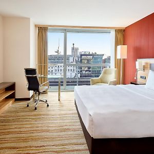 Zimmer mit Kingsize-Bett