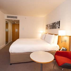 Zimmer mit Kingsize-Bett