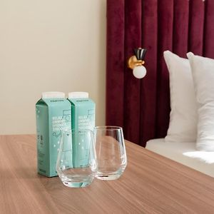 Mittelgroßes Zimmer mit zwei Einzelbetten