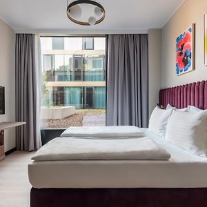 Mittelgroßes Zimmer mit Zugang für Rollstuhlfahrer mit Kingsize-Bett