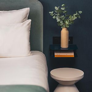 Benachbartes Zimmer mit zwei Einzelbetten