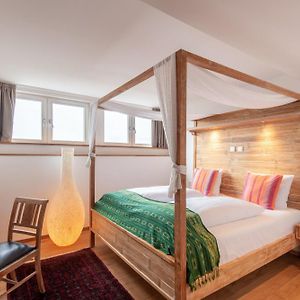 Zimmer mit Kingsize-Bett