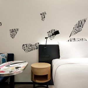 Gästezimmer mit Kingsize-Bett