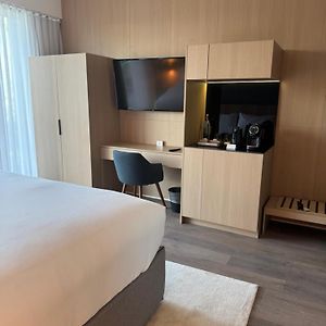 Zimmer mit Kingsize-Bett für Gäste mit Behinderungen