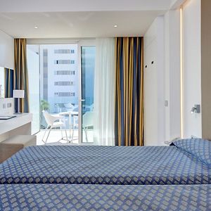 Zimmer mit Kingsize-Bett