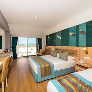 Zimmer mit Kingsize-Bett