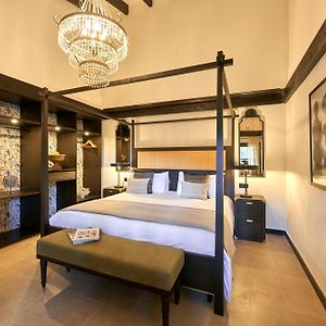 Zimmer mit Kingsize-Bett