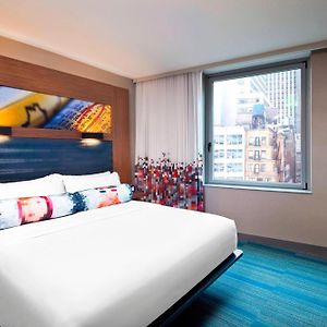 Zimmer mit Kingsize-Bett
