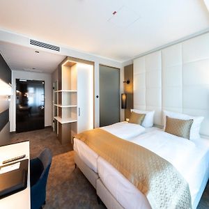 Zimmer mit Kingsize-Bett