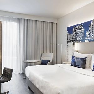Zimmer mit Kingsize-Bett