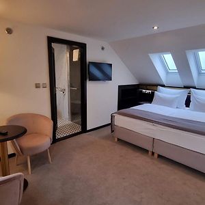 Zimmer mit Kingsize-Bett im Dachgeschoss