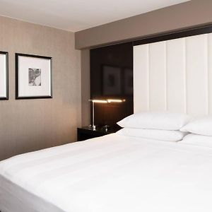 Zimmer mit Kingsize-Bett
