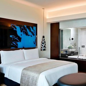 Zimmer mit Kingsize-Bett