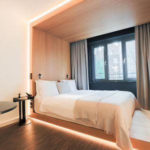 Zimmer mit Kingsize-Bett