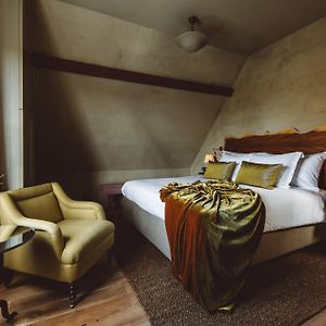 Zimmer mit Kingsize-Bett