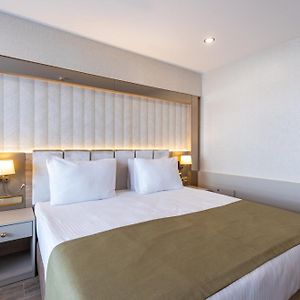 Zimmer mit Kingsize-Bett