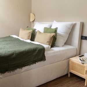Gemütliches Zimmer mit Kingsize-Bett