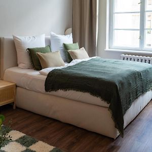 Großzügiges Zimmer mit Kingsize-Bett