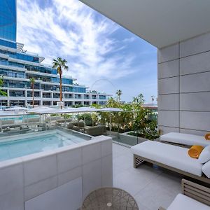 Zimmer mit Kingsize-Bett und mit Schwimmbadblick