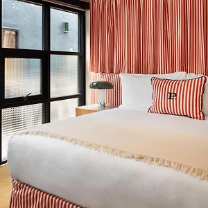 Zimmer mit Kingsize-Bett