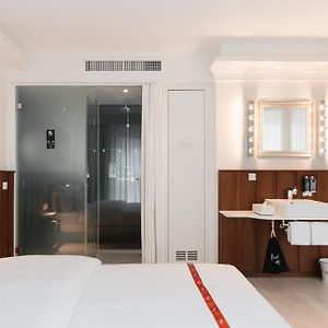 Zimmer mit Kingsize-Bett