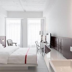 Zimmer mit Kingsize-Bett