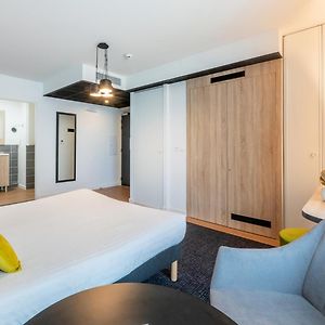 Zimmer mit Kingsize-Bett